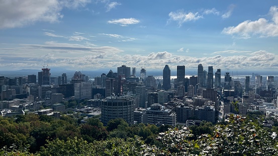Montreal bekeken vanaf een berg op een zonnige morgen