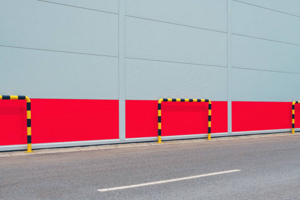 barandilla de protección contra impactos, bolardo rayado amarillo y negro como barrera de estacionamiento - guard post fotografías e imágenes de stock