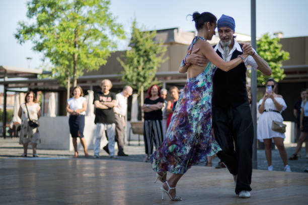 exposition ouverte en plein air de couples de danse de tango - traditional dancing photos et images de collection