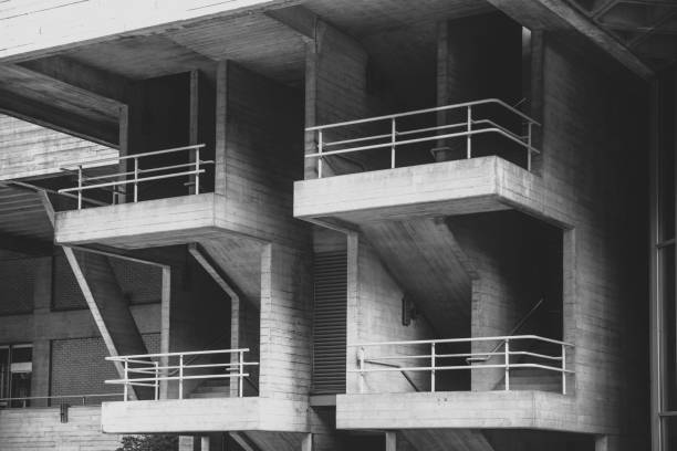 costruzione di edifici in cemento bianco e nero - brutalism foto e immagini stock