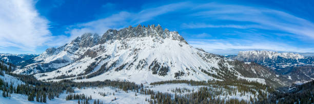 vista aérea da paisagem alpina idílica, arena de esqui hochkönig, áustria, xxxl panorama - ski arena - fotografias e filmes do acervo