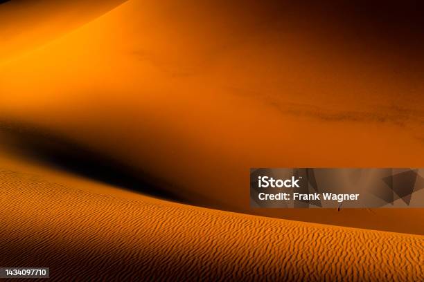 Sandwüste Stock Photo - Download Image Now - Arid Climate, Asia, Backgrounds