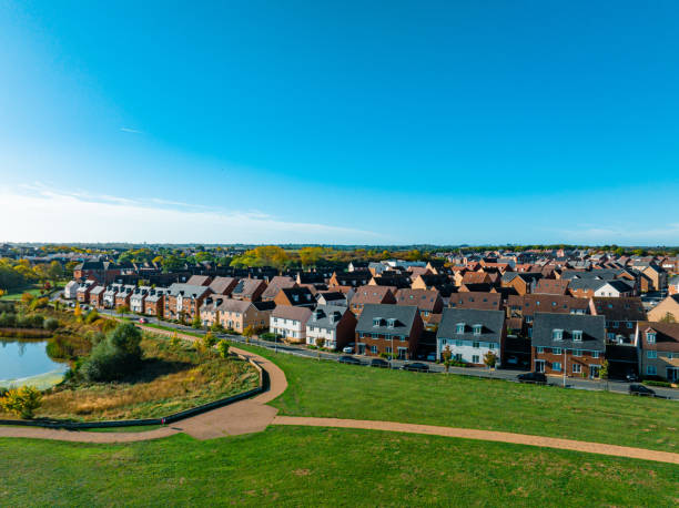 aerial video shooting in milton keynes, uk - residential district housing development house uk imagens e fotografias de stock