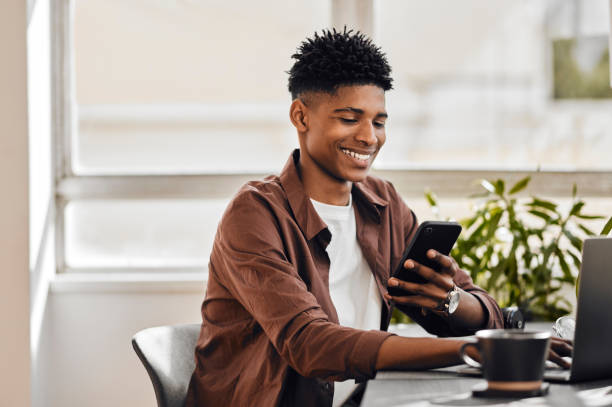 Coffee, phone, and black man networking on social media searching for online content on news app. Smile, communication and happy student texting and typing a sms or browsing the internet at a cafe café, teléfono y redes de hombres negros en las redes sociales buscando contenido en línea en la aplicación de noticias. sonríe, comunicación y estudiante feliz enviando mensajes de texto y escribiendo un sms o navegando por internet en un café