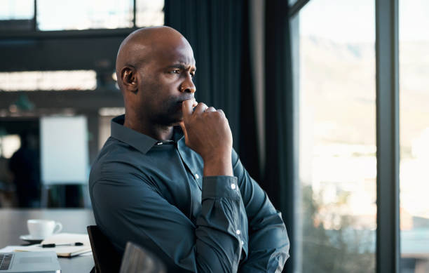 pensiero dell'uomo d'affari e strategia di crescita aziendale mentre guarda fuori dalla finestra. professionista aziendale che si chiede, idea e pianificazione della sua missione di startup, futuro e visione di una carriera di marketing startup - ceo serious board room manager foto e immagini stock