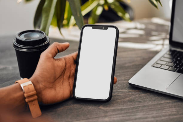 tangan, kafe, dan mockup layar ponsel aplikasi seluler iklan, pemasaran, atau desain logo merek. man, teknologi ruang kosong dan media sosial, jaringan situs web 5g dan koneksi wifi internet multimedia - alamat web foto potret stok, foto, & gambar bebas royalti