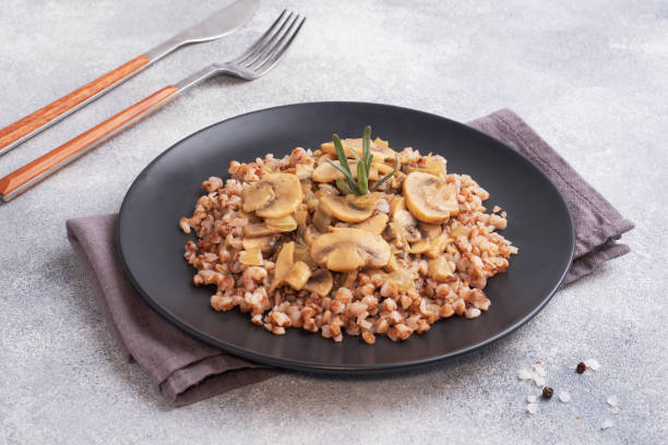 trigo sarraceno cozido com cogumelos cozidos. comida tradicional russa. alimentação saudável. - buckwheat groats - fotografias e filmes do acervo