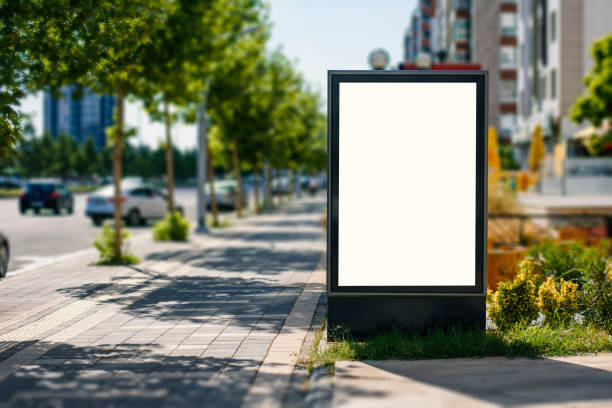 werbetafel auf dem bürgersteig an der straße. werbung mit inhalten, die mit weißer farbe für den kopierbereich isoliert sind - plakat stock-fotos und bilder