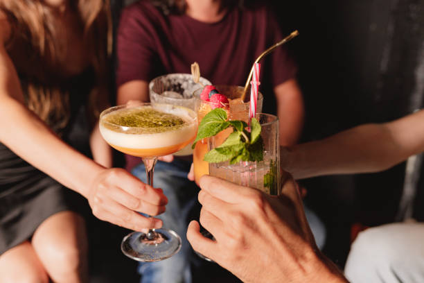freunde stoßen in einem club auf cocktails an - nightlife party group of people martini stock-fotos und bilder