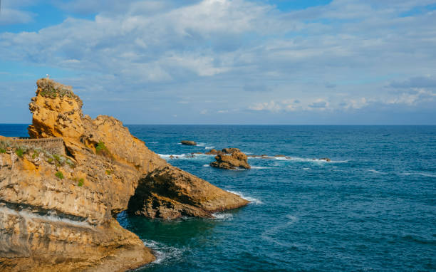 vue du rocher de la vierge, biarritz, france - rocher de la vierge photos et images de collection