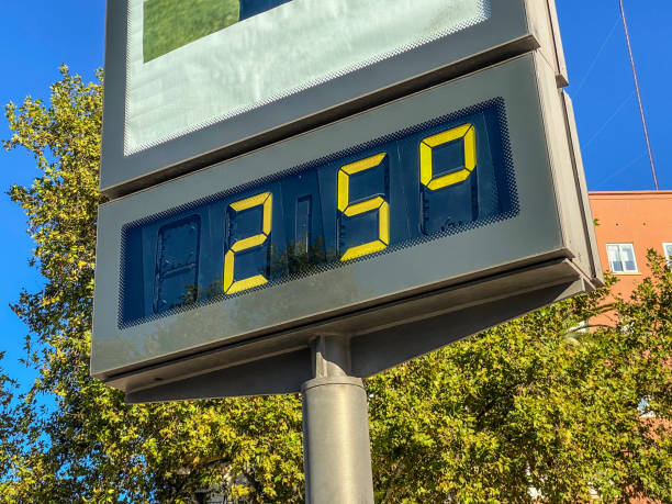 istock 25 degrees celsius in the city 1434129469