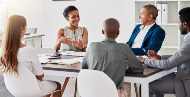 treffen, planung und strategie von geschäftsfrau, teamleiter oder manager, der über kpi-ziel, mission oder finanzwachstumsentwicklung spricht. brainstorming ideen und zuhörgruppe für über uns oder unsere vision - großunternehmen stock-fotos und bilder