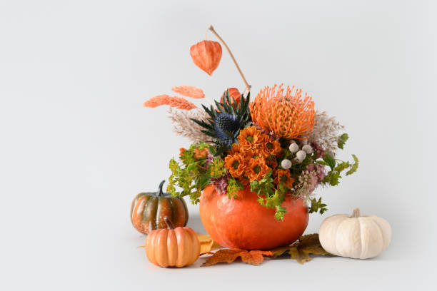 bouquet d’automne avec différentes fleurs orange et jaunes à la citrouille pour le jour de thanksgiving. - floral centerpiece photos et images de collection