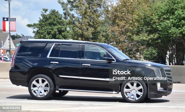 Foto de Cadillac Preto Escalade Suv e mais fotos de stock de 2022 - 2022, 4x4, A caminho