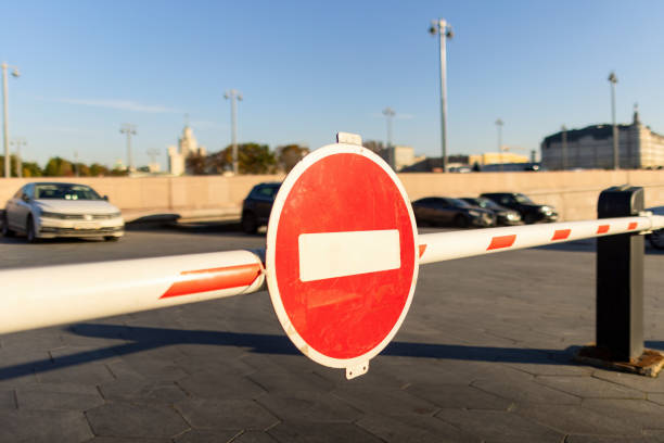 Señal de alto redonda roja en una puerta de entrada en un estacionamiento - foto de stock