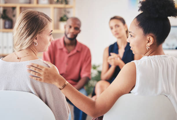 psychologia, zdrowie psychiczne i grupa wsparcia z kobietą w poradnictwie pomocy w depresji i lęku z psychologiem, któremu może zaufać. komunikacja, społeczność lub doradca ze smutnym pacjentem - terapia grupowa zdjęcia i obrazy z banku zdjęć