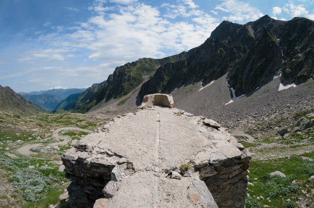 ruines d’une ancienne caserne italienne près des alpes français - old ruin italy piedmont hiking photos et images de collection