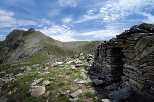 rovine di vecchie caserme italiane vicino alle alpi francesi - old ruin italy piedmont hiking foto e immagini stock