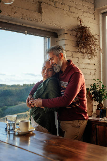 pareja mayor cariñosa en casa. - heterosexual couple fotografías e imágenes de stock