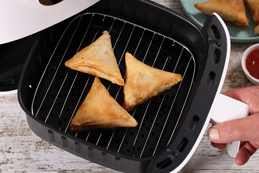 Hot air fryer with Samosa
