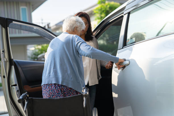 asiatische seniorin oder ältere dame patientin sitzen auf rollstuhl bereiten zu ihrem auto, gesunde starke medizinische konzept. - paralyze stock-fotos und bilder