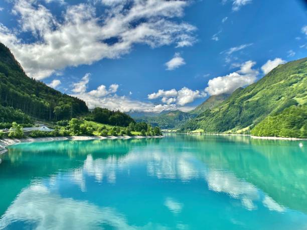 스위스 오발덴에있는 호수 lungern (lungersee)의 청록색 물. - reservoir ecology 뉴스 사진 이미지