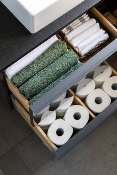 manter toalhas limpas e papel higiênico no armário do banheiro - wicker drawers - fotografias e filmes do acervo