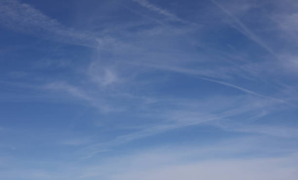 priorità bassa blu con alte nuvole bianche in un giorno di primavera - cirrostratus foto e immagini stock