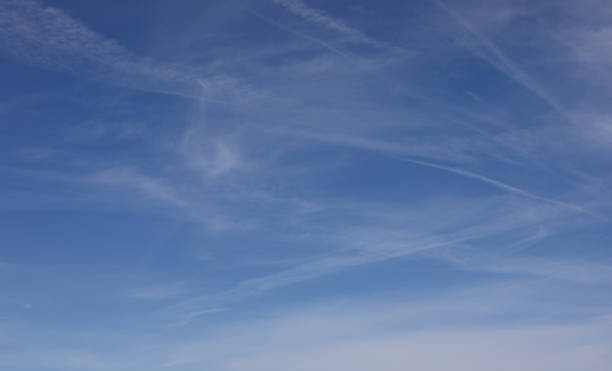 fundo azul com nuvens brancas altas em um dia de primavera - cirrostratus - fotografias e filmes do acervo
