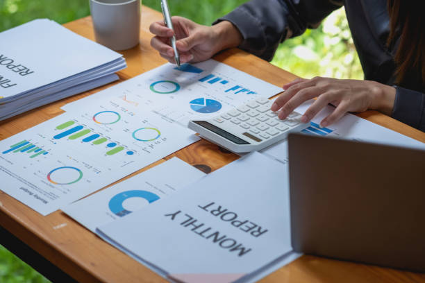 Marketing, Financial, Accounting, Planning, business women analyze company results and profits with graph statistics. Use a laptop computer and a calculator to calculate the company is balance. marketing, finanzas, contabilidad, planificación, las mujeres de negocios analizan los resultados y las ganancias de la empresa con estadísticas gráficas. use una computadora portátil y una calculadora para calcular el equilibrio de la empresa.