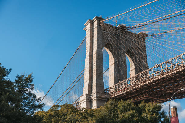 改装されたブルックリン橋、清掃後に明るく輝く - brooklyn bridge ストックフォトと画像