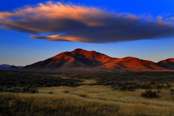 pôr do sol ou nascer do sol na montanha com nuvem no céu - alpenglow sunrise sun scenics - fotografias e filmes do acervo