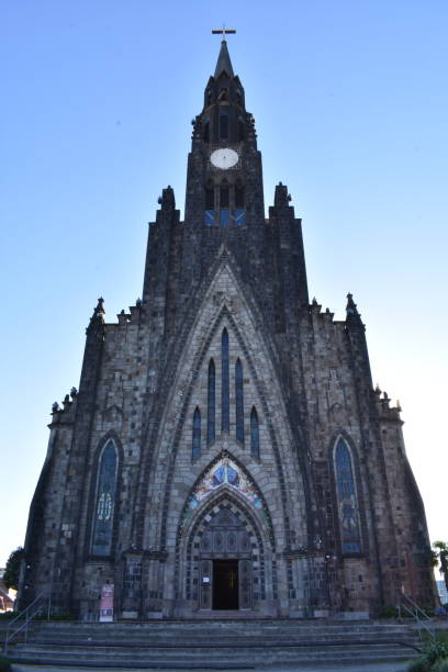 stone catedral - paróquia nossa senhora de lourdes - canela, rs, brazil (1) - locust tree landscape scenics - fotografias e filmes do acervo