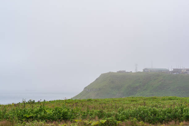 capa nebulosa com um ponto de telecomunicação em um mar sombrio - kunashir island audio - fotografias e filmes do acervo