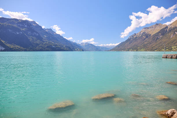 bella giornata di sole sul lago di brienz in svizzera. - swiss culture chalet brienz european alps foto e immagini stock