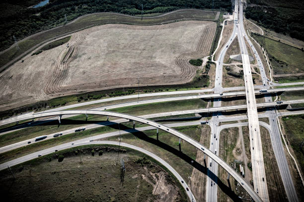 intercambio de autopistas suburbanas de austin - desaturado fotografías e imágenes de stock