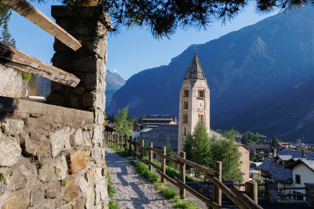 blick auf den glockenturm der kirche san pantaleone in courmayeur, aostatal - italien - valle daosta stock-fotos und bilder