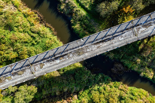 vista aérea del puente a ninguna parte. un viejo puente en letonia que nunca se prepara. sati, letonia - bridge incomplete nowhere construction fotografías e imágenes de stock