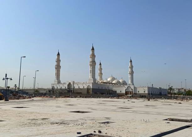 famosa mezquita de quba al amanecer en medina, arabia saudita - medinah temple fotografías e imágenes de stock