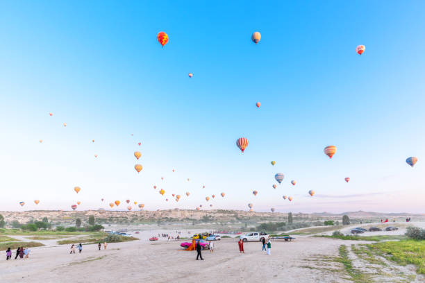 balões de ar quente no ar - traditional festival adventure air air vehicle - fotografias e filmes do acervo