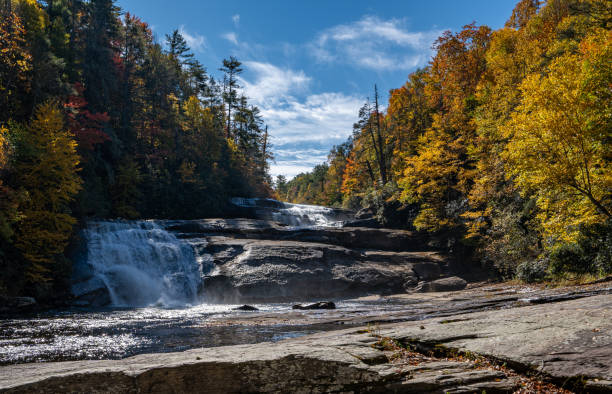 beautiful fall foliage around triple falls in dupont state recreational forest near asheville north carolina usa - triple falls fotos imagens e fotografias de stock