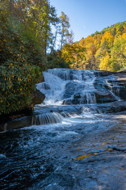 beautiful fall foliage around triple falls in dupont state recreational forest near asheville north carolina usa - triple falls fotos imagens e fotografias de stock