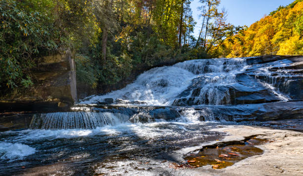 piękne jesienne liście wokół triple falls w dupont state recreational forest w pobliżu asheville north carolina usa - triple falls obrazy zdjęcia i obrazy z banku zdjęć