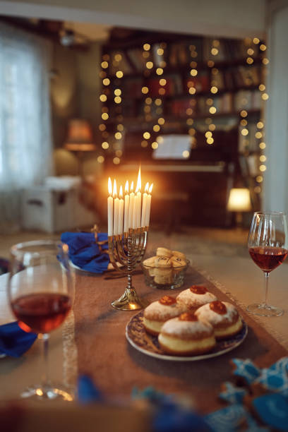 cenário de mesa hanukkah com velas acesas em menorah em casa. - kosher wine - fotografias e filmes do acervo