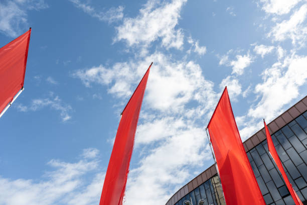 drapeaux rouges flottant dans le ciel clair - bouee de haut chine photos et images de collection