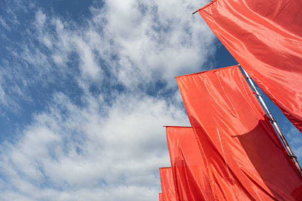 drapeaux rouges flottant sous le ciel bleu - bouee de haut chine photos et images de collection