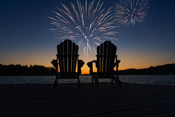 duas cadeiras vazias de adirondack durante fogos de artifício no lago - canada day fotos - fotografias e filmes do acervo