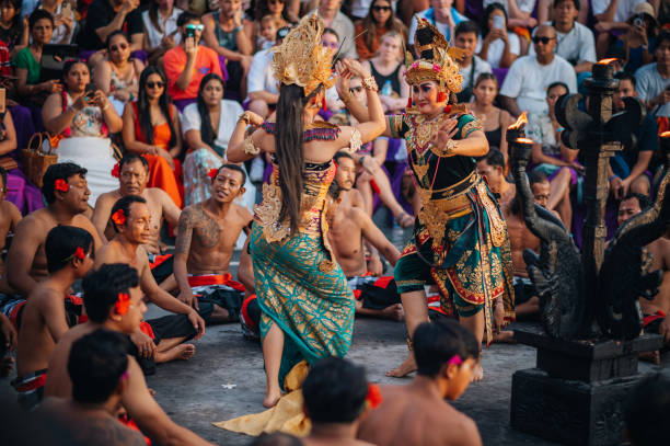 tradicional balinesa kecak danza en el templo de uluwatu, bali, indonesia - art theatrical performance bali indonesia fotografías e imágenes de stock