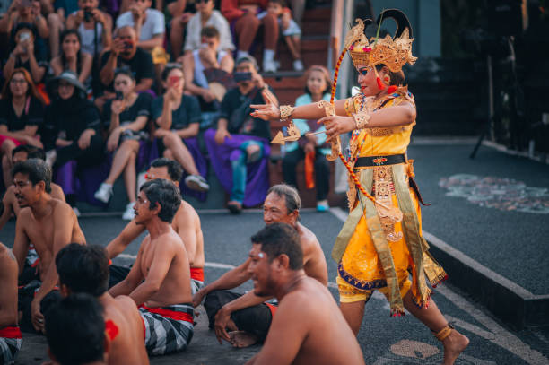 전통적인 발리 kecak 댄스 uluwatu 사원, 발리, 인도네시아 - art theatrical performance bali indonesia 뉴스 사진 이미지