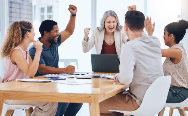 Business people celebration meeting goal, target and success while cheering during a meeting in a office. Advertising and marketing team happy about company profit and bonus salary from project la gente de negocios celebra el objetivo, el objetivo y el éxito mientras animan durante una reunión en una oficina. el equipo de publicidad y marketing está contento con las ganancias de la compañía y el salario de bonificación del proyecto